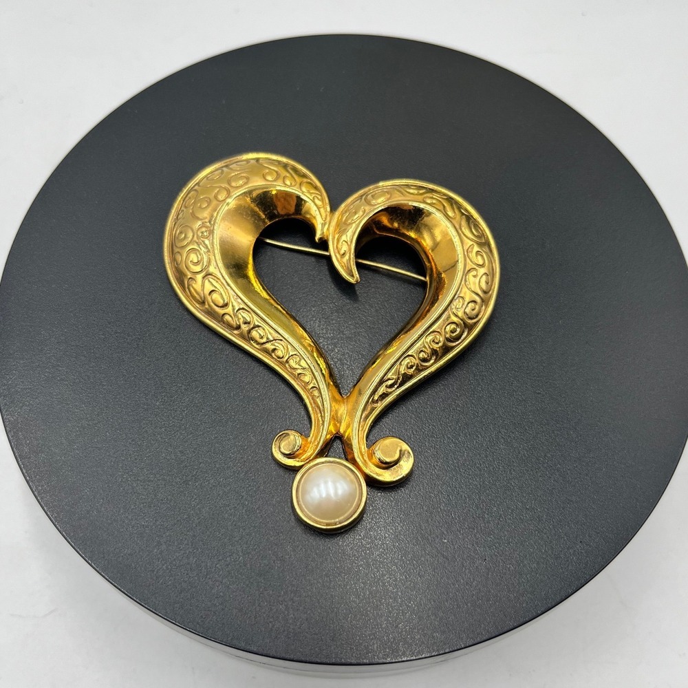 Avon Vintage Heart Pin Brooch
Statement Large Pearl 2 5/8"
Goldtone Repaired